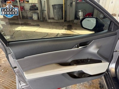 2023 Toyota Camry SE Hybrid